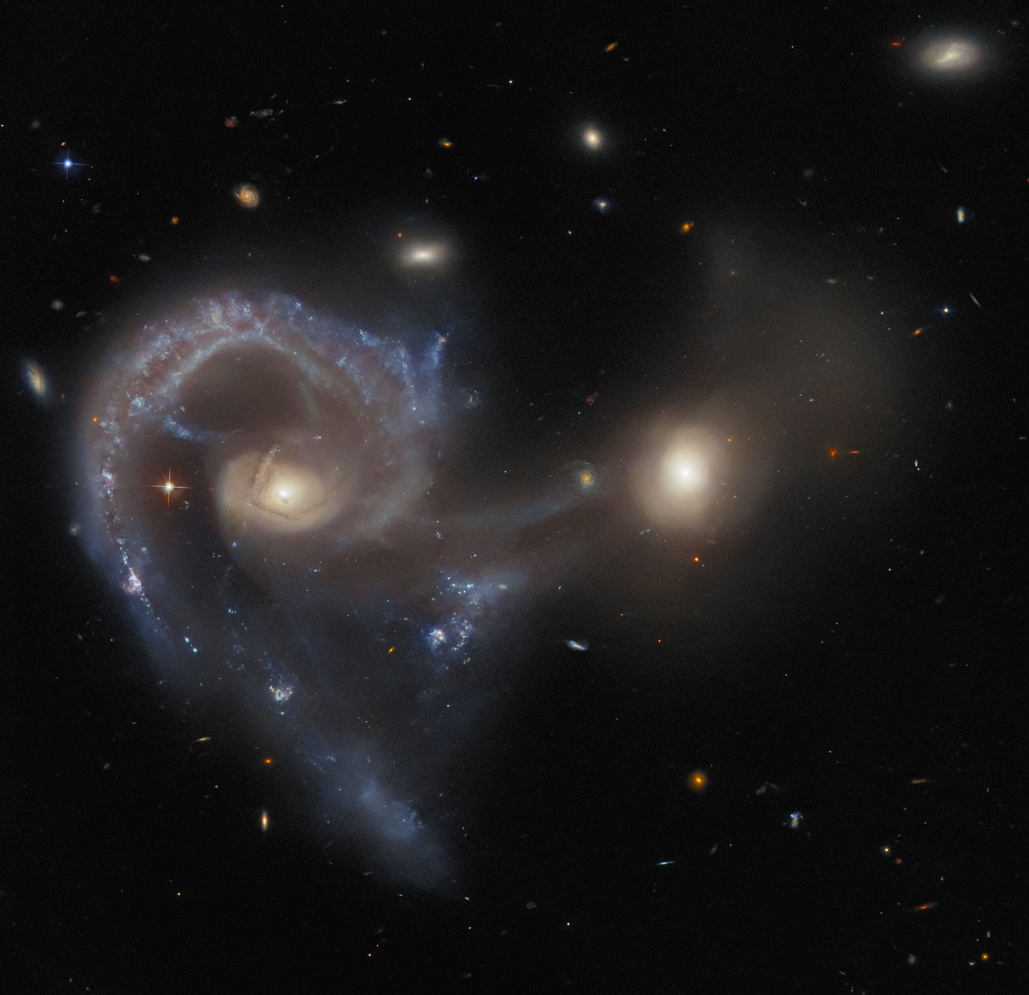Космический телескоп Хаббл запечатлел пару галактик Arp 107, находящуюся в эпицентре столкновения